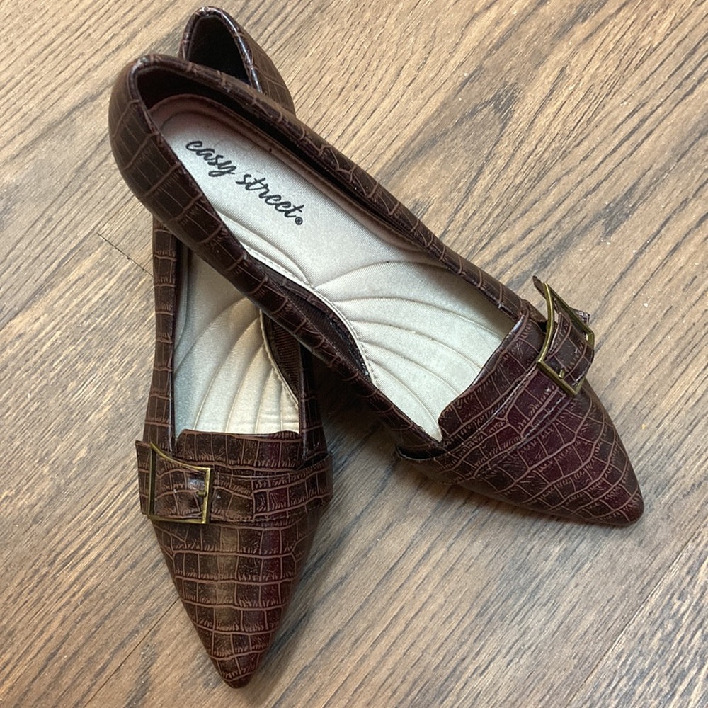 Easy Street Brown Heels    Size 9W